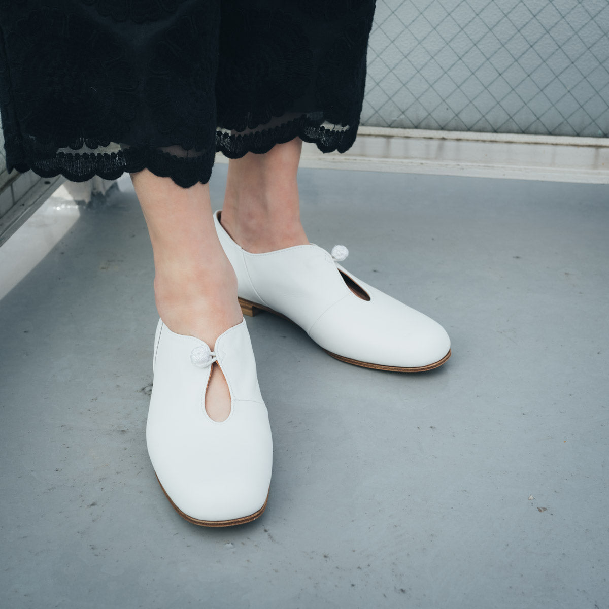 C-2324 U-FRONT CHINA BUTTON SHOES WH
