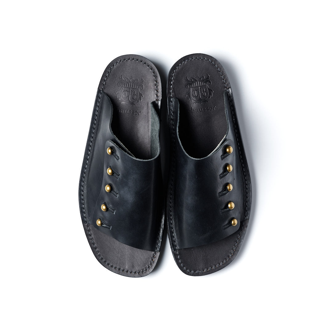 【受注オーダー/納期:2026年3月下旬】C-7050PU BUTTON SANDALS BL