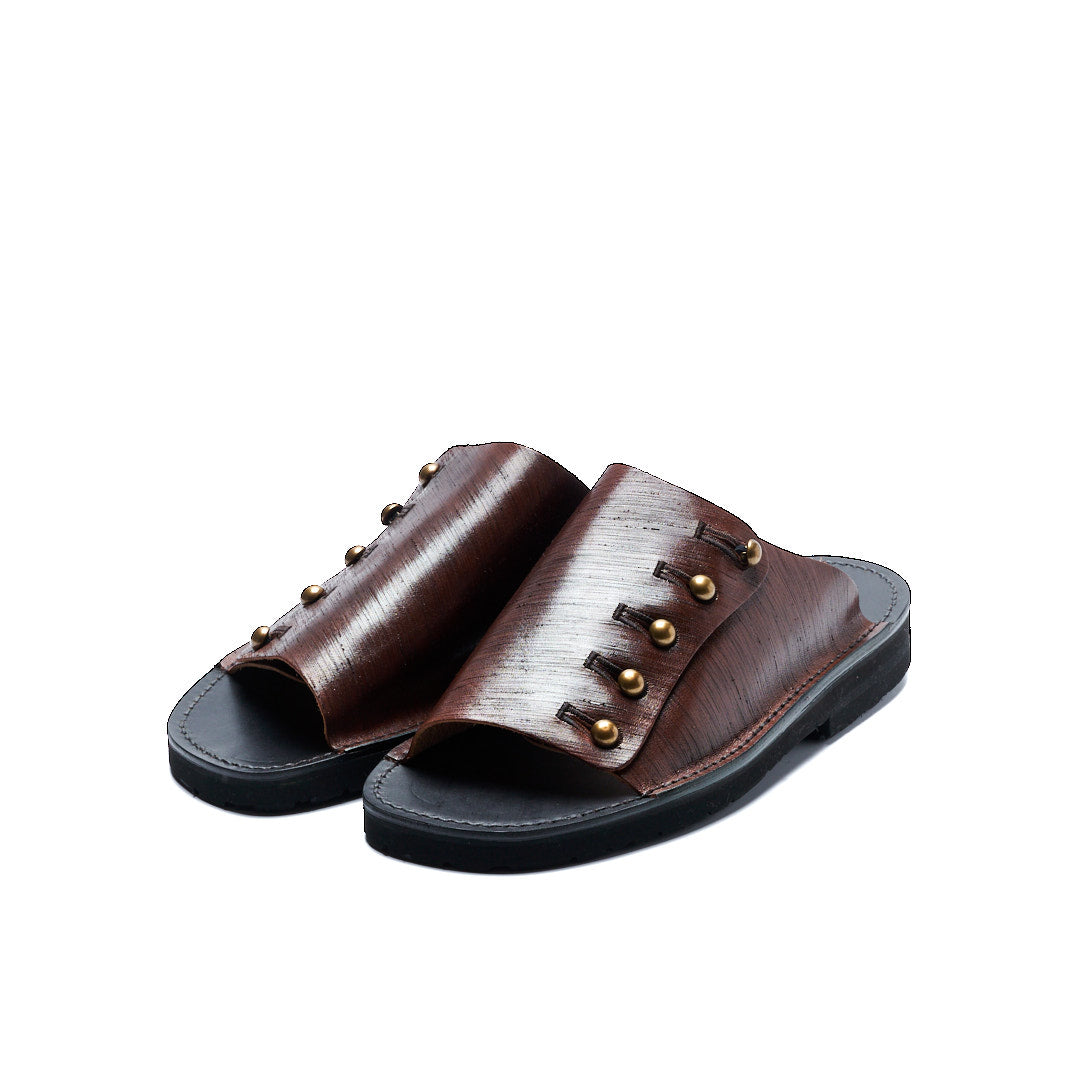 【受注オーダー/納期:2026年3月下旬】C-7050GA BUTTON SANDALS DBR