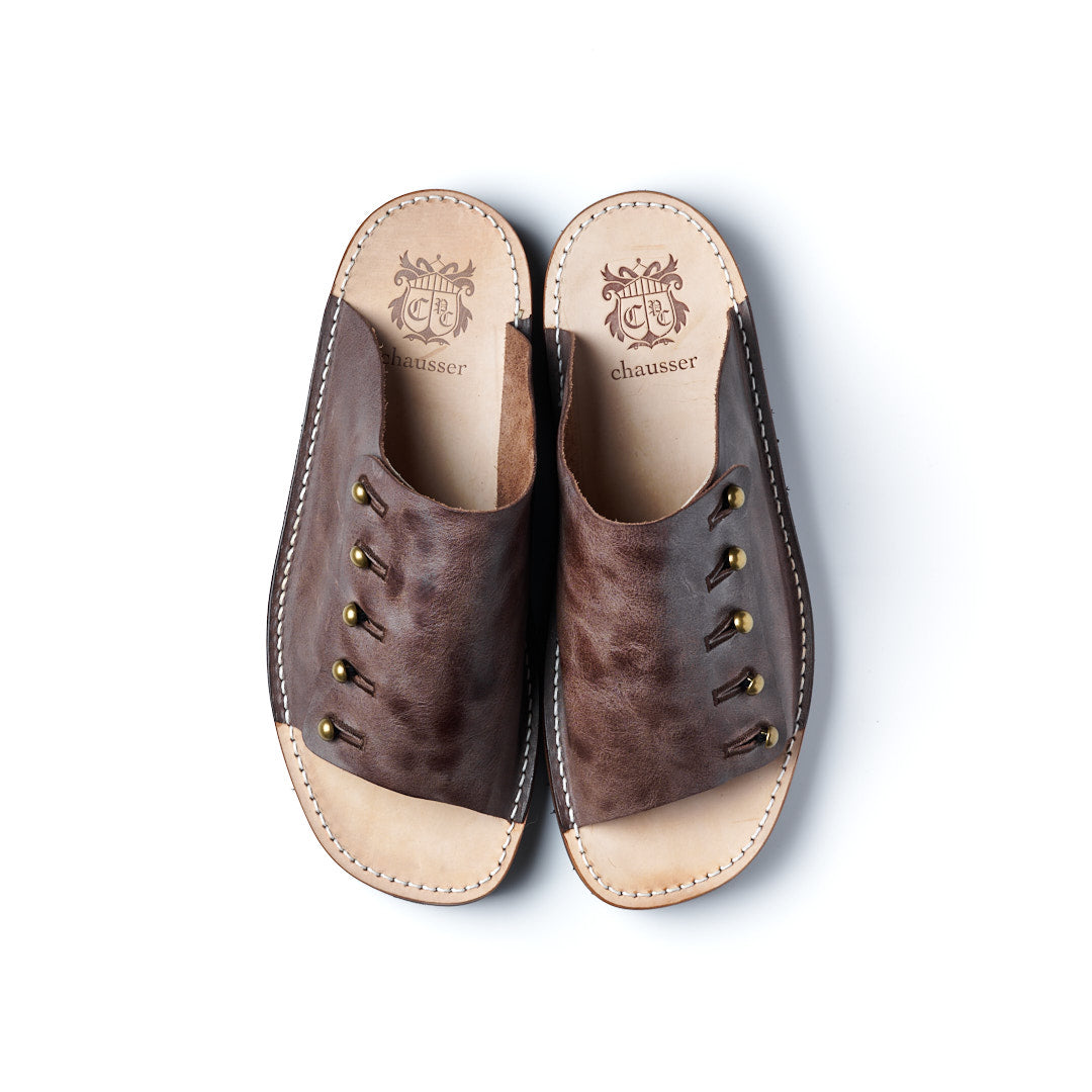 【受注オーダー/納期:2026年3月下旬】C-7050NN BUTTON SANDALS DBR