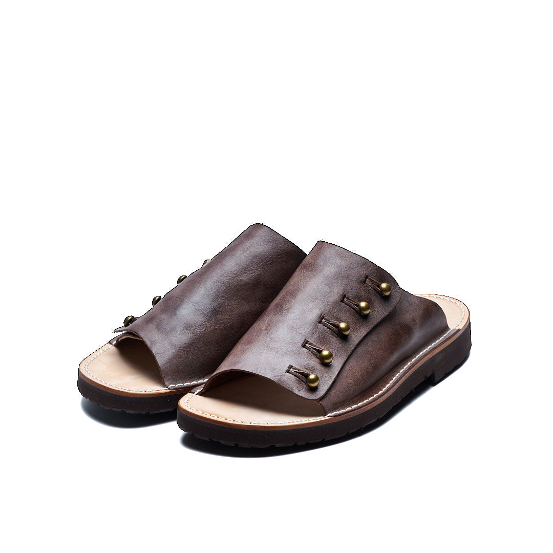 【受注オーダー/納期:2026年3月下旬】C-7050NN BUTTON SANDALS DBR
