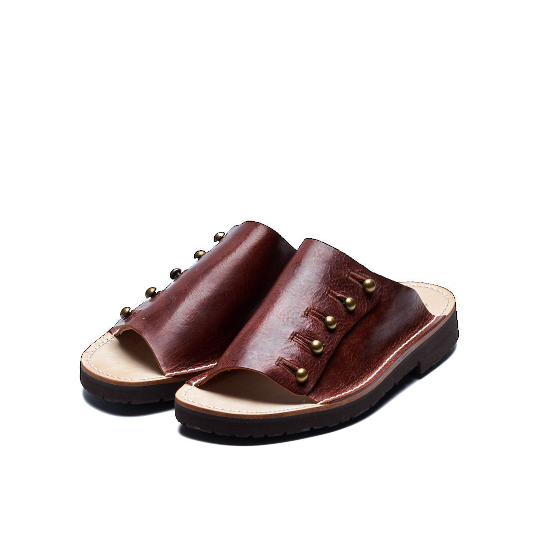 【受注オーダー/納期:2026年3月下旬】C-7050PU BUTTON SANDALS BR