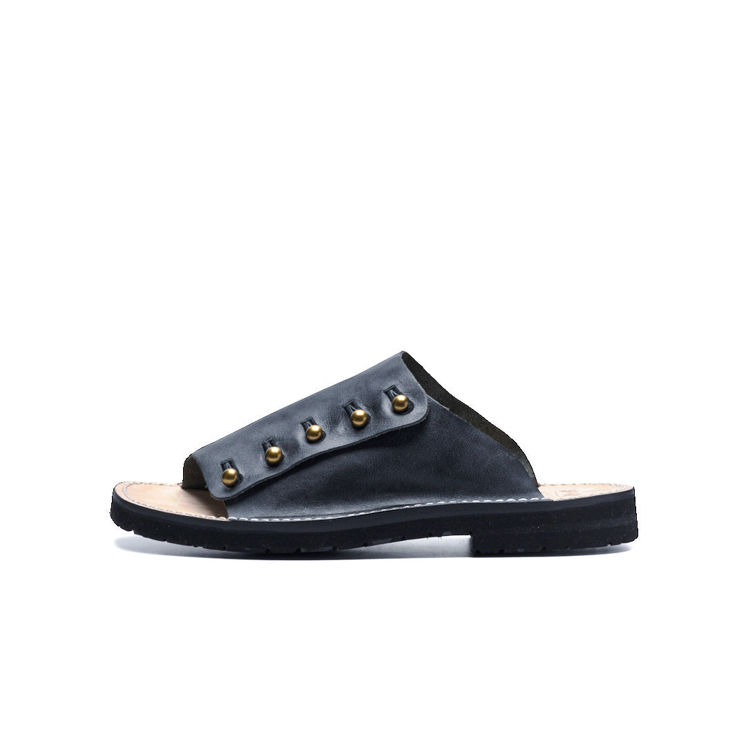 【受注オーダー/納期:2026年3月下旬】C-7050NN BUTTON SANDALS BL