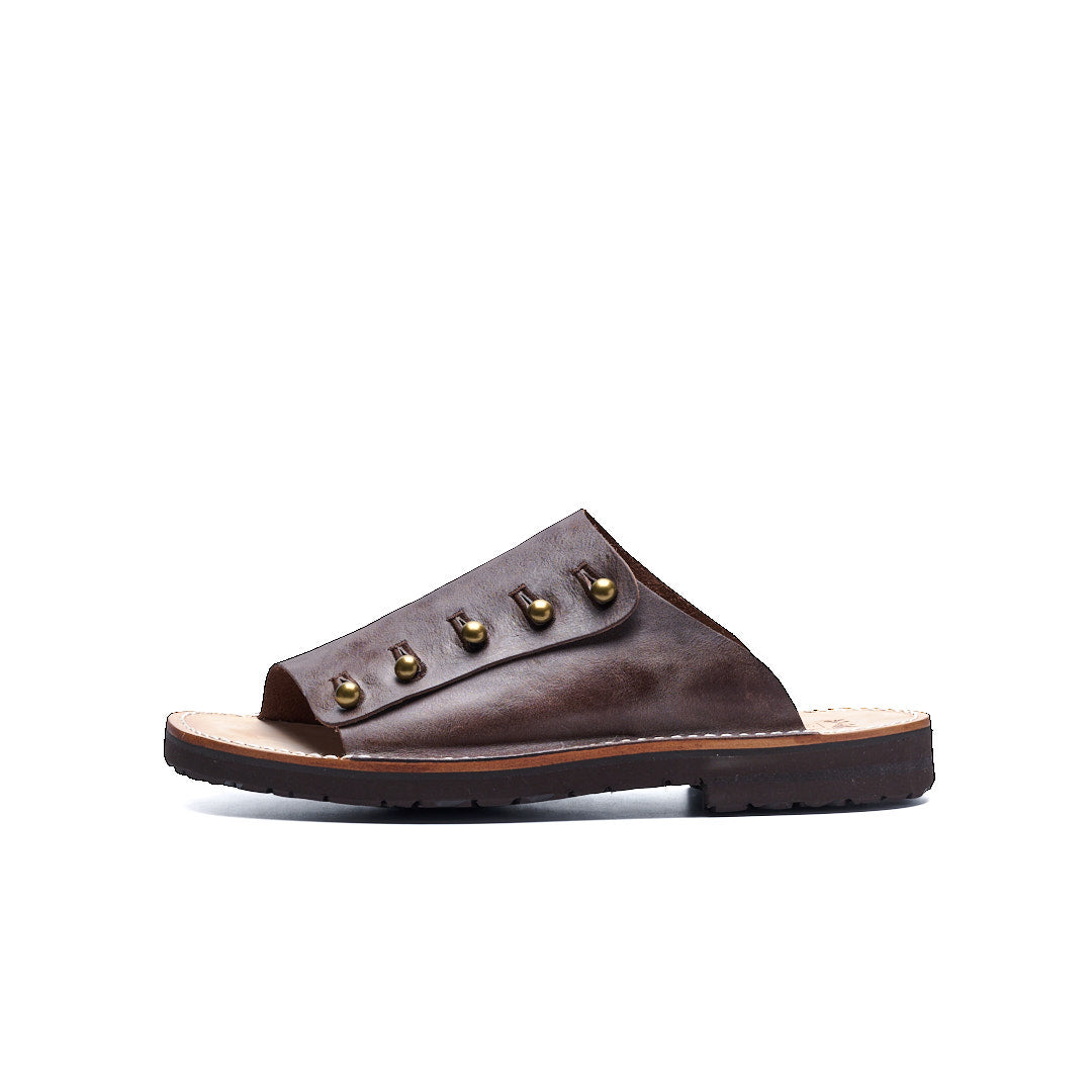 【受注オーダー/納期:2026年3月下旬】C-7050NN BUTTON SANDALS DBR