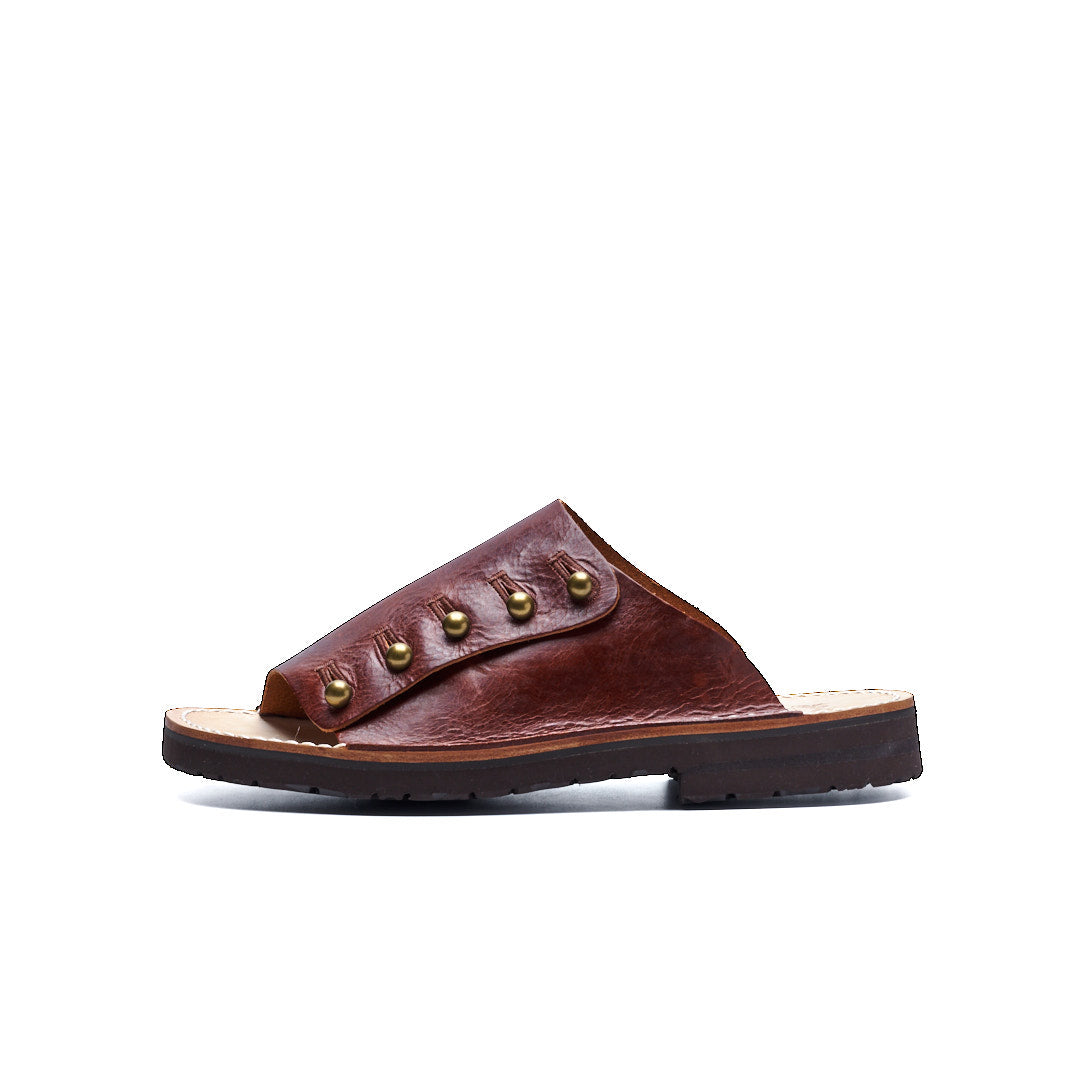 【受注オーダー/納期:2026年3月下旬】C-7050PU BUTTON SANDALS BR
