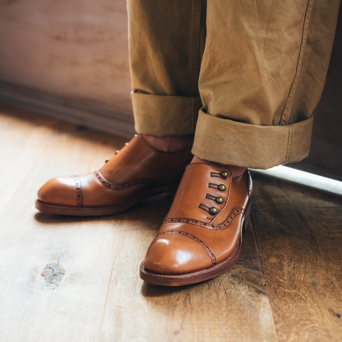 C-7047 BUTTON SHOES CA