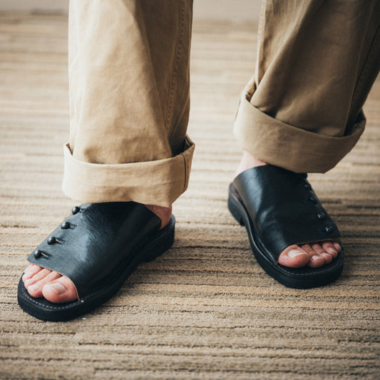 【受注オーダー／納期：2026年3月下旬】C-7050GA　BUTTON SANDALS BL
