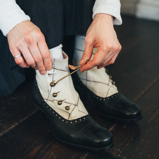 PC-5053TW　BUTTON HEEL BOOTS BL/WHTW
