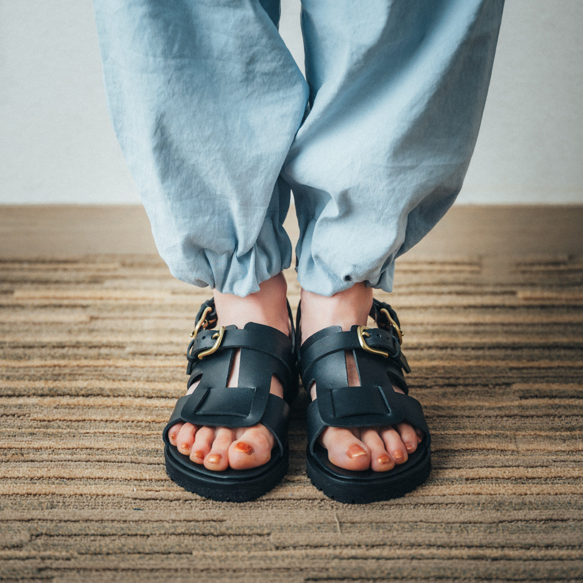 C-2350 OPEN VAMP FLAT SHOES BL